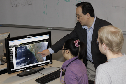 Dr Jianglong Zhang working with Atmospheric Science students